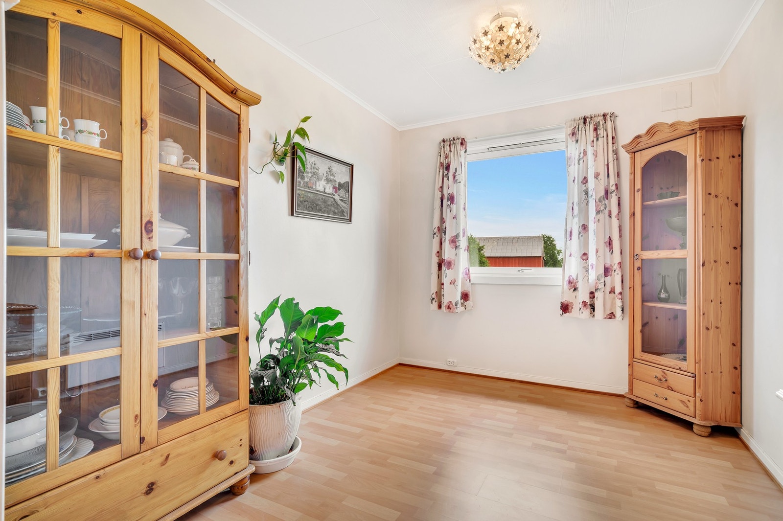 Soverom 1 er på 7,9 m² og har god plass til ønsket soveromsmøblement. Galleribilde