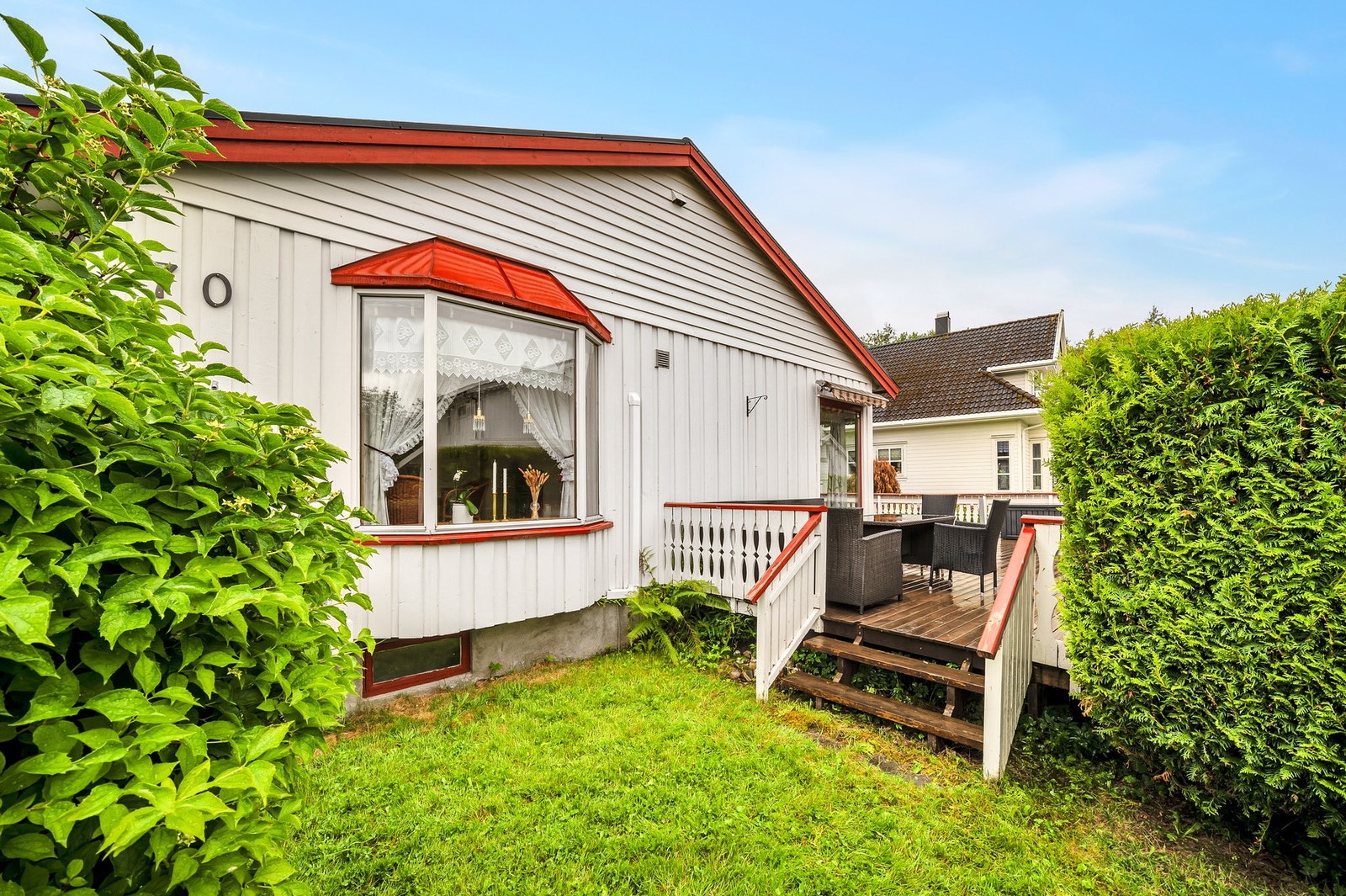 Boligen har en stor, flat og pent og opparbeidet tomt på ca. 833,1m². Galleribilde