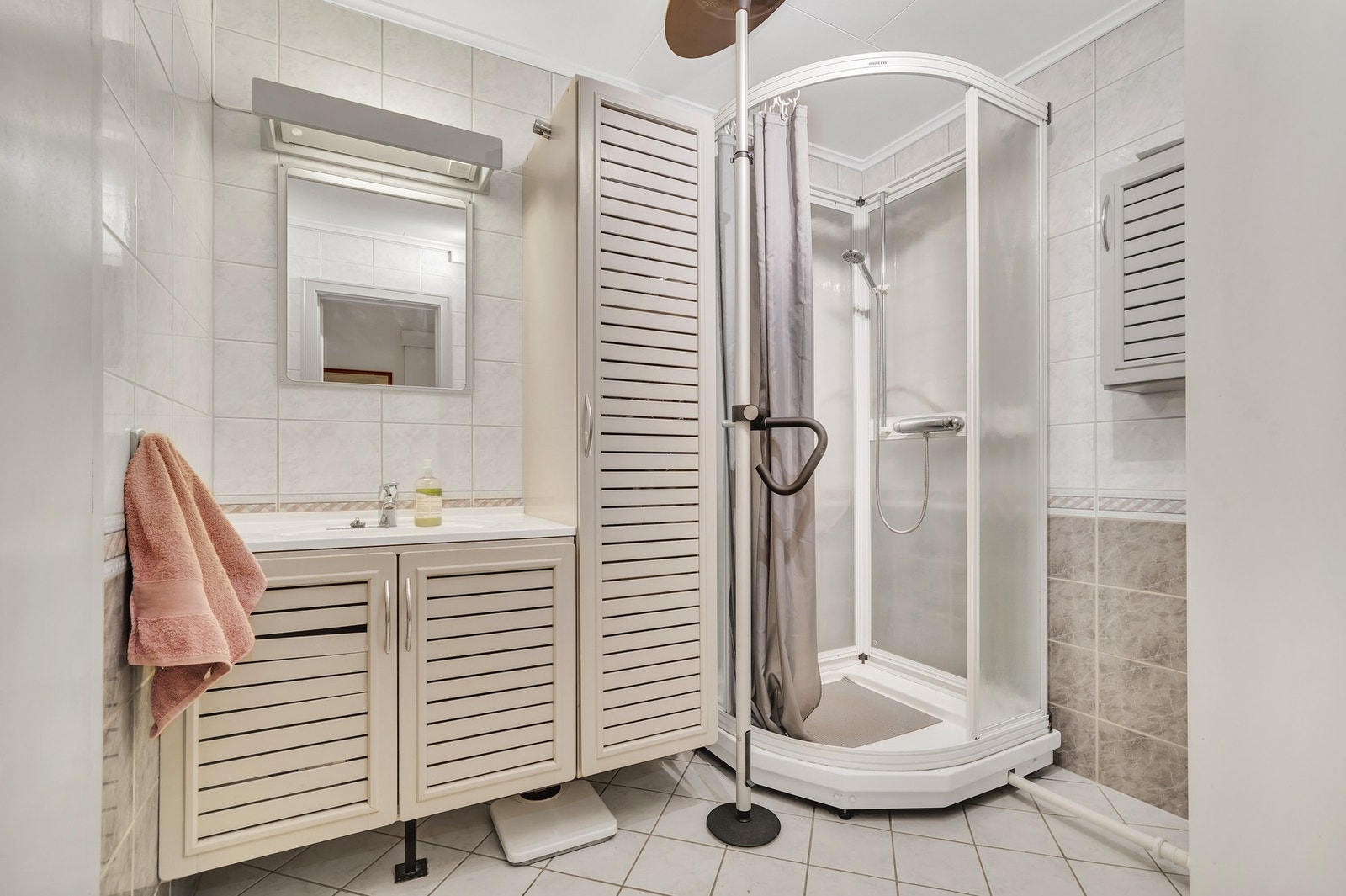 Flislagt bad på 4,2m² med alt man trenger. Galleribilde