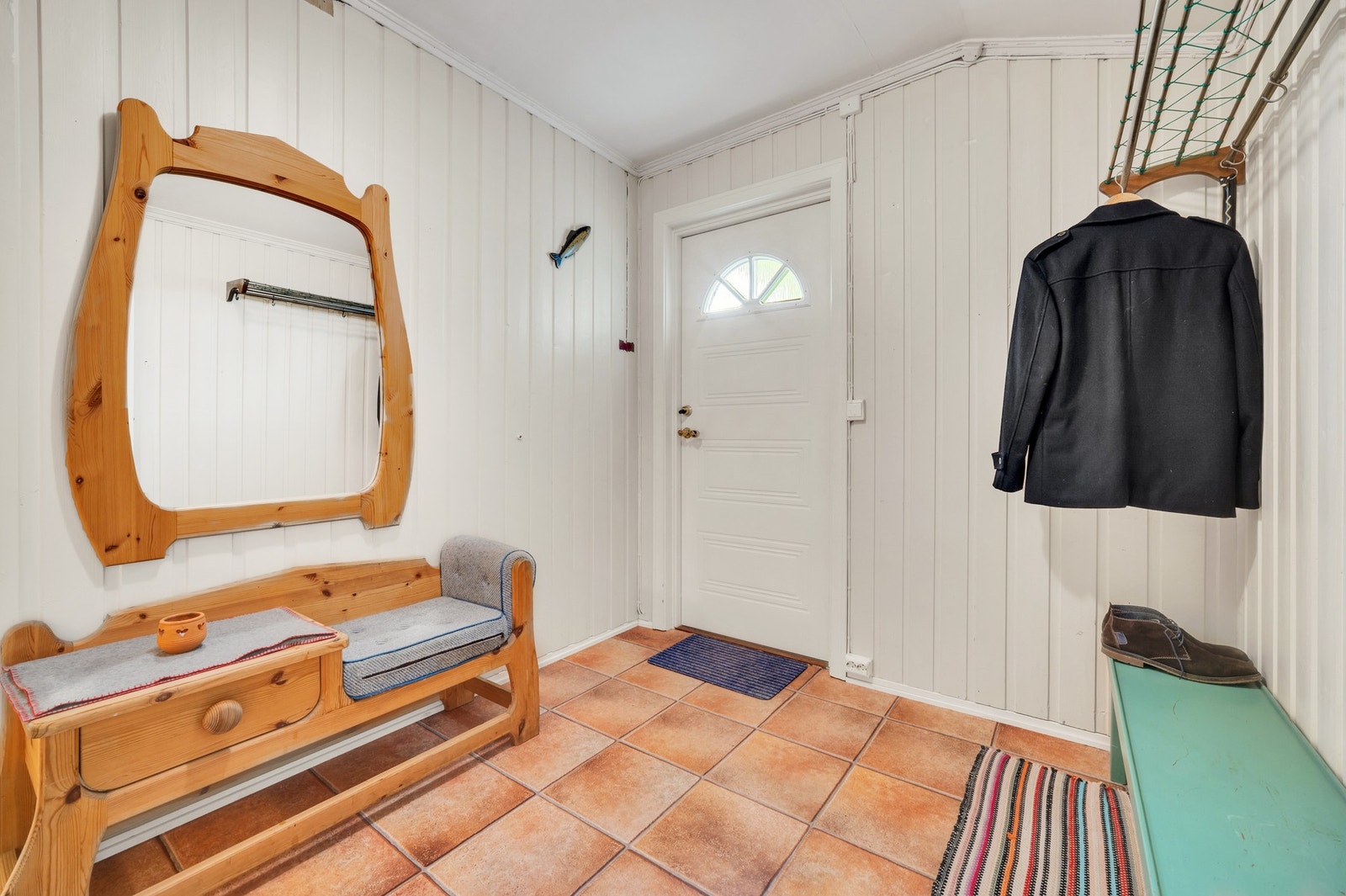 Innbydende inngangsparti med god plass til å henge fra seg sko- og yttertøy. Galleribilde