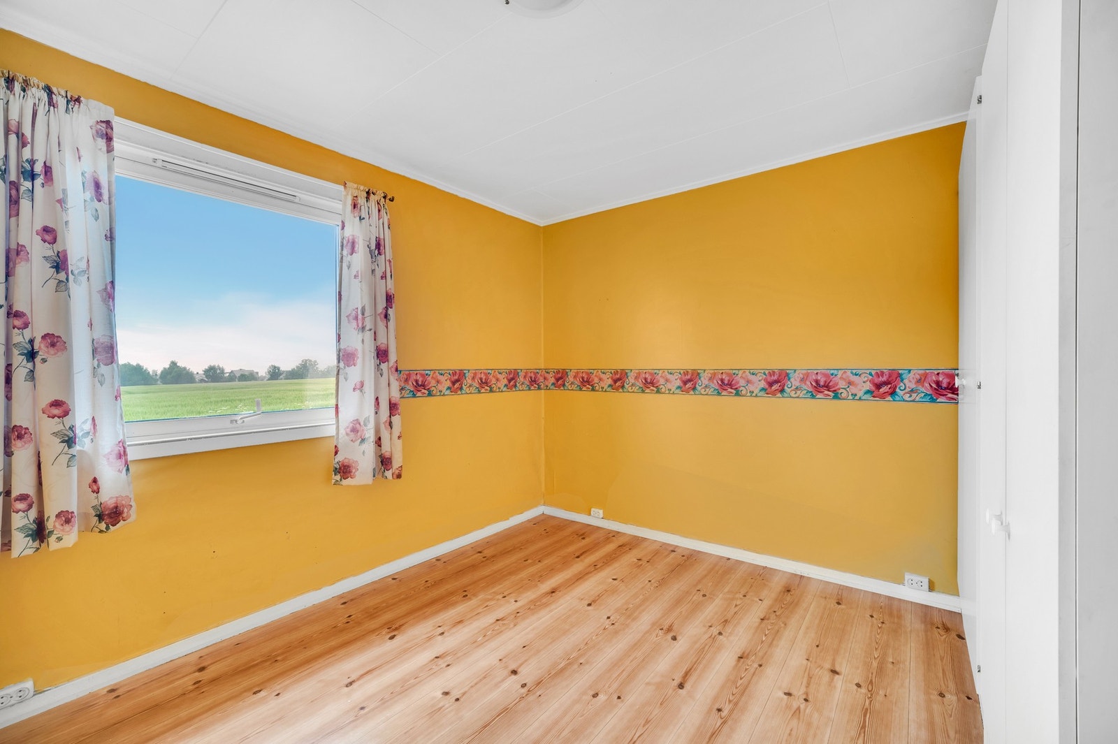 Soverom 2 er på 10 m² og har god plass til dobbeltseng, nattbord og ønsket garderobeløsning. Galleribilde