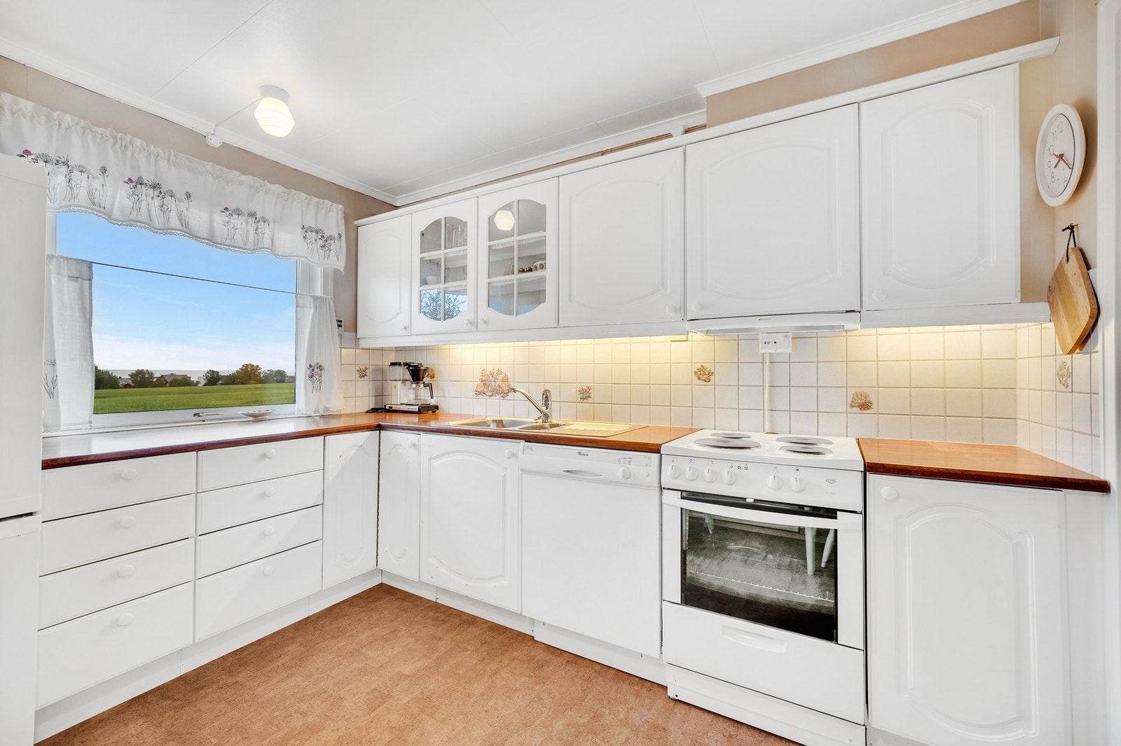 Romslig kjøkken på ca. 9,2m² med mye skap- og benkeplass. Galleribilde