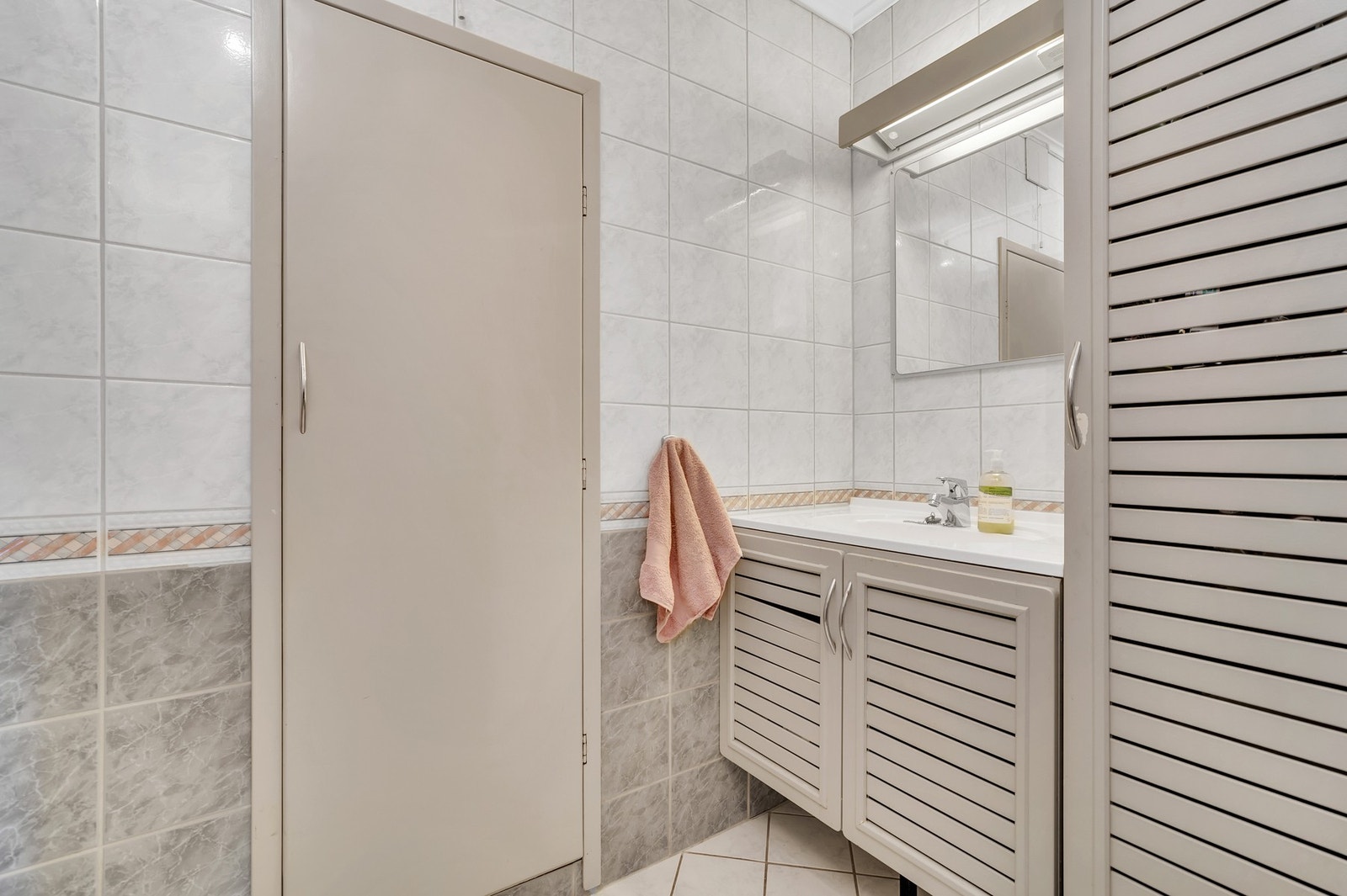 Av utstyr har man bl.a vegghengt innredning/servantskap med profilerte fronter i fabrikkmalt utførelse og med helstøpt servantplate. Galleribilde