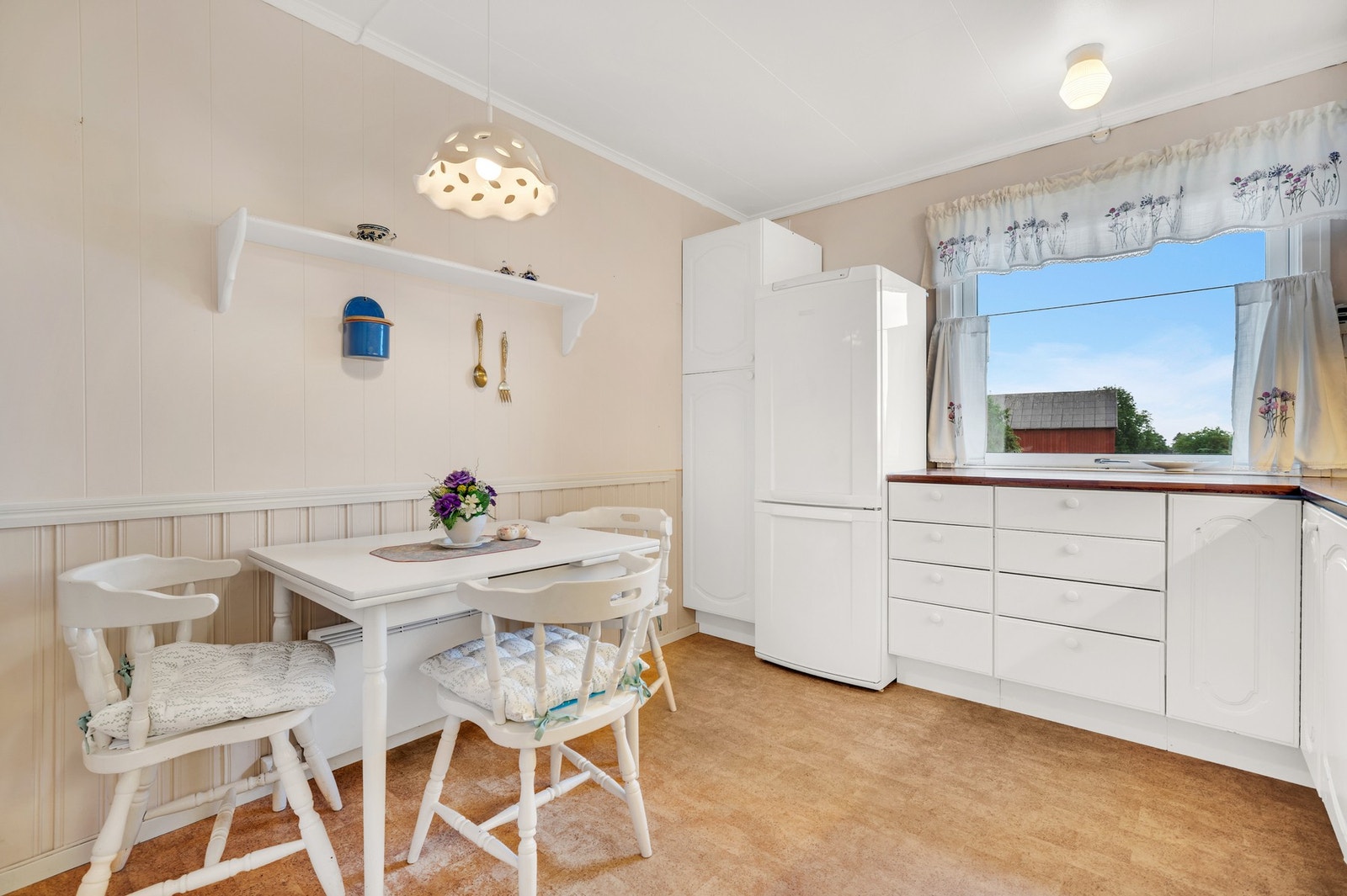 Kjøkkeninnredning med profilerte fronter i fabrikkmalt utførelse. Galleribilde