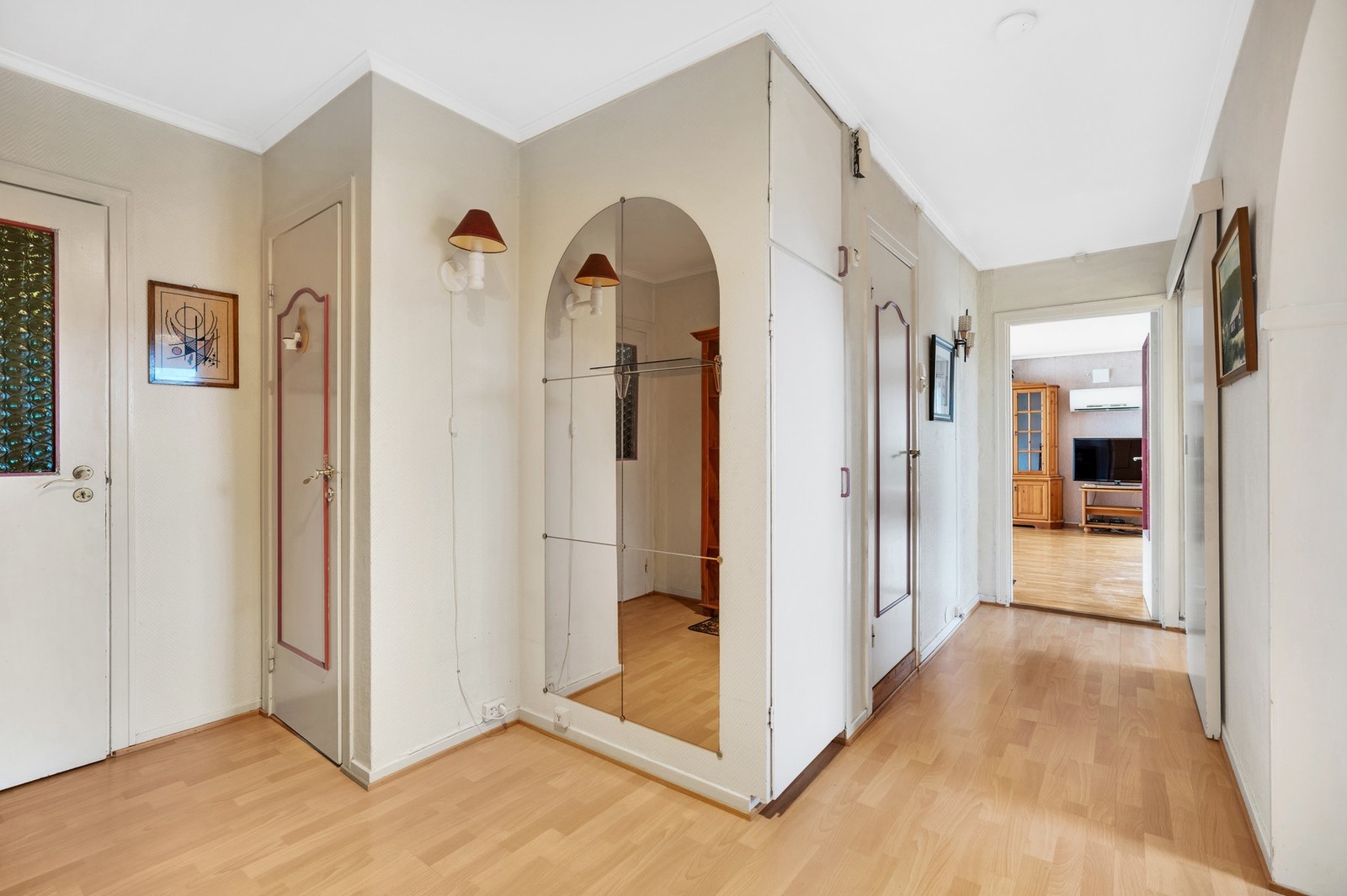 Boligen har en romslig gang på 9,3m² Galleribilde