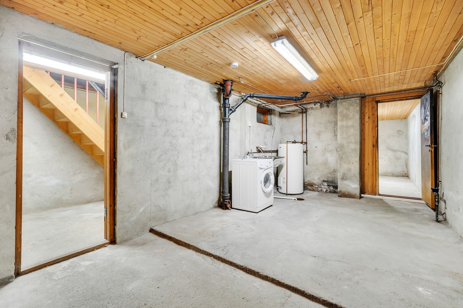 Byggemeldt og godkjent som fyringsrom, men brukes i dag som vaskekjeller. Galleribilde
