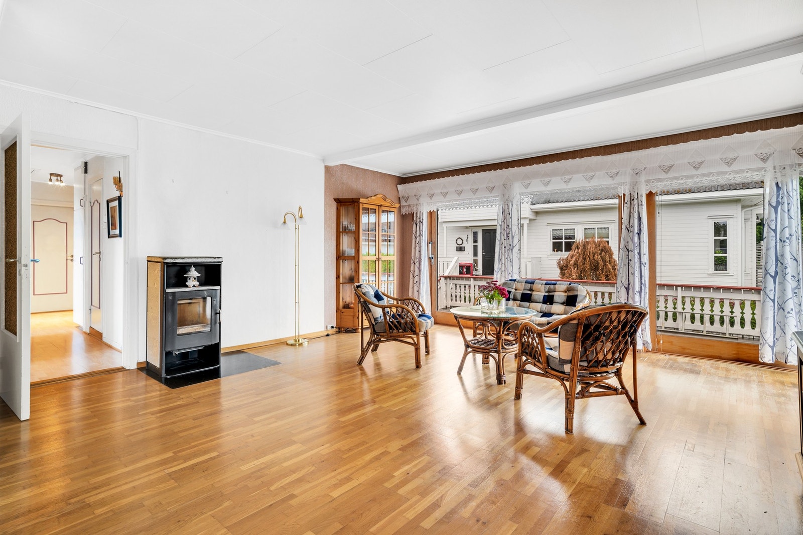 Her er det god plass til flere sittegrupper, stue- TV- og spisebord. Galleribilde