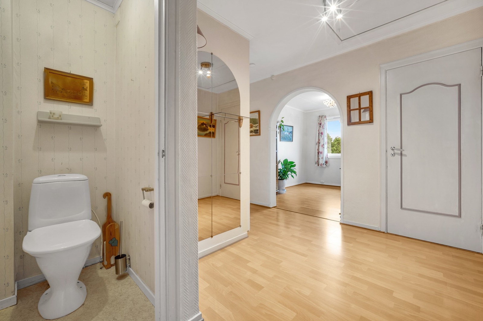 Praktisk avdelt WC like ved bad og soverom. Galleribilde