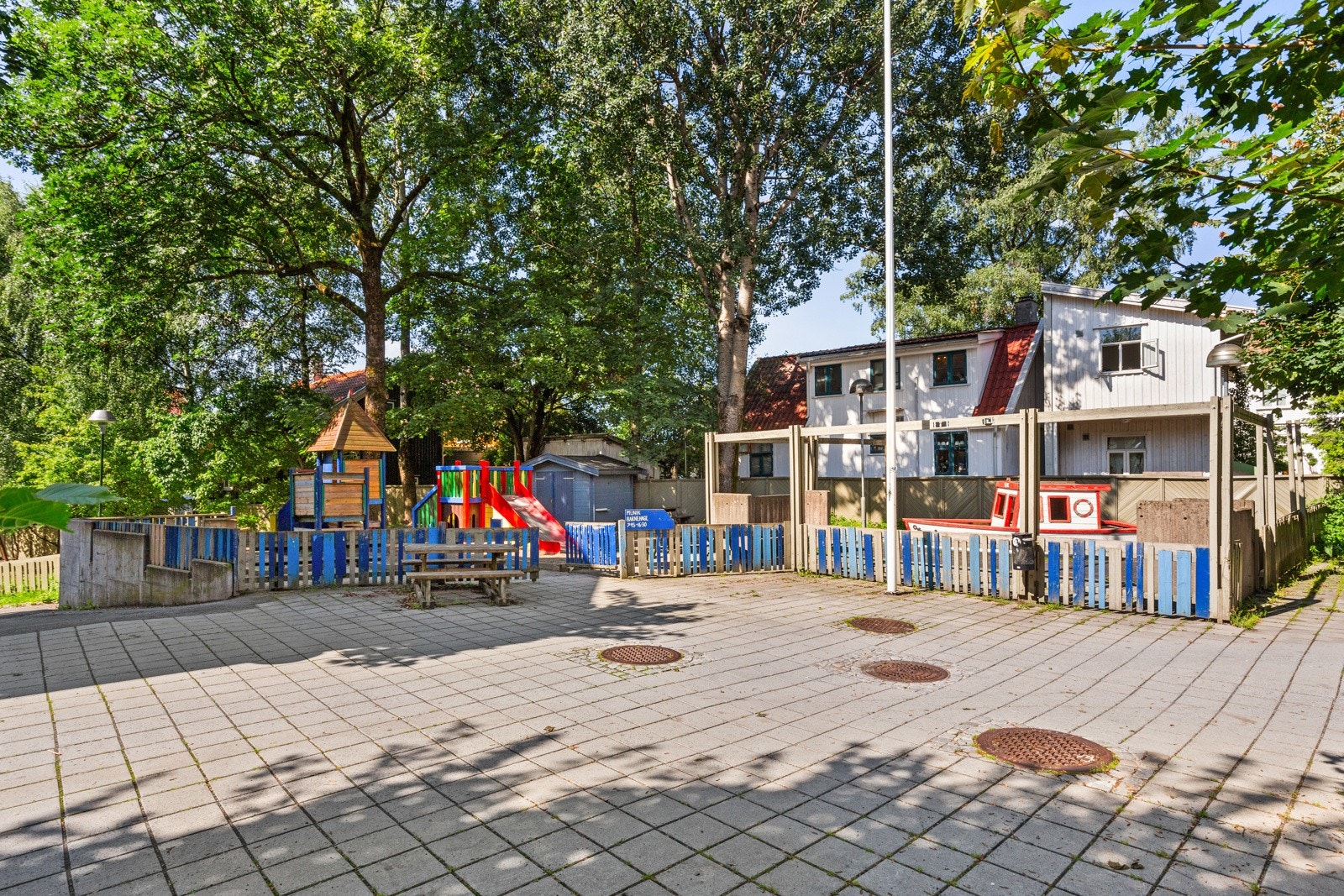 Særdeles barnevennlige fellesområder med lekeplass. Galleribilde