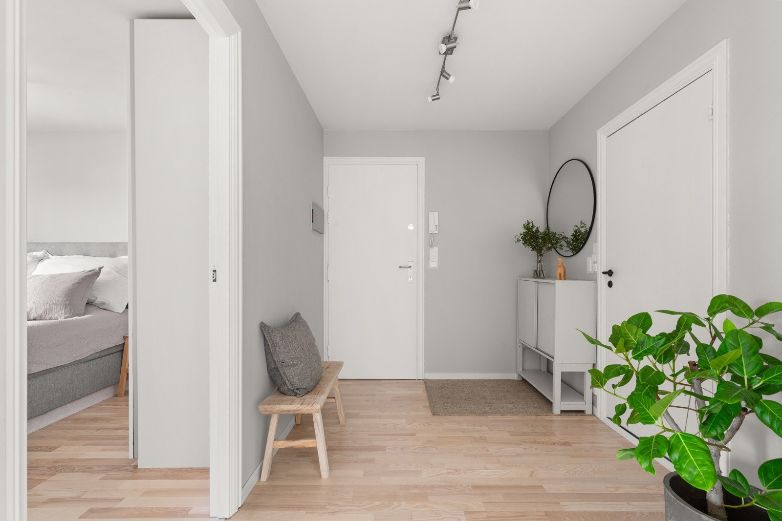 Innbydende entré med god plass til knaggrekker, skohyller og garderobeskap. Galleribilde