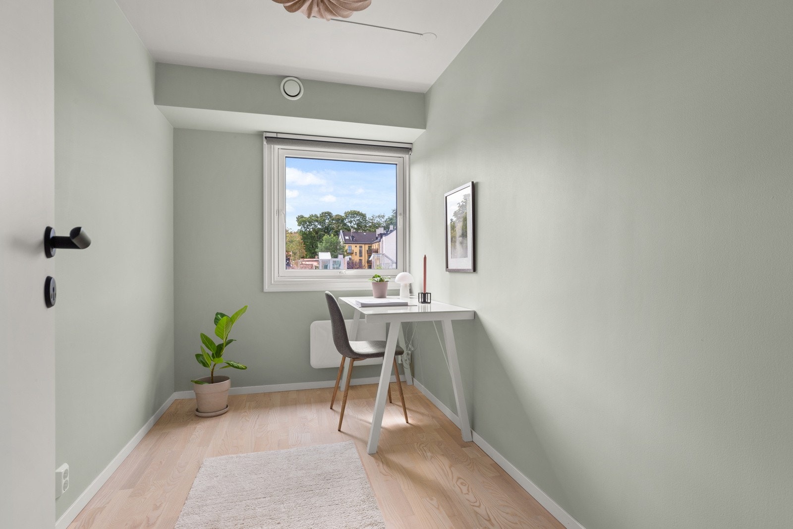 Soverom med god plass til seng, nattbord og oppbevaringsmøblement. Galleribilde