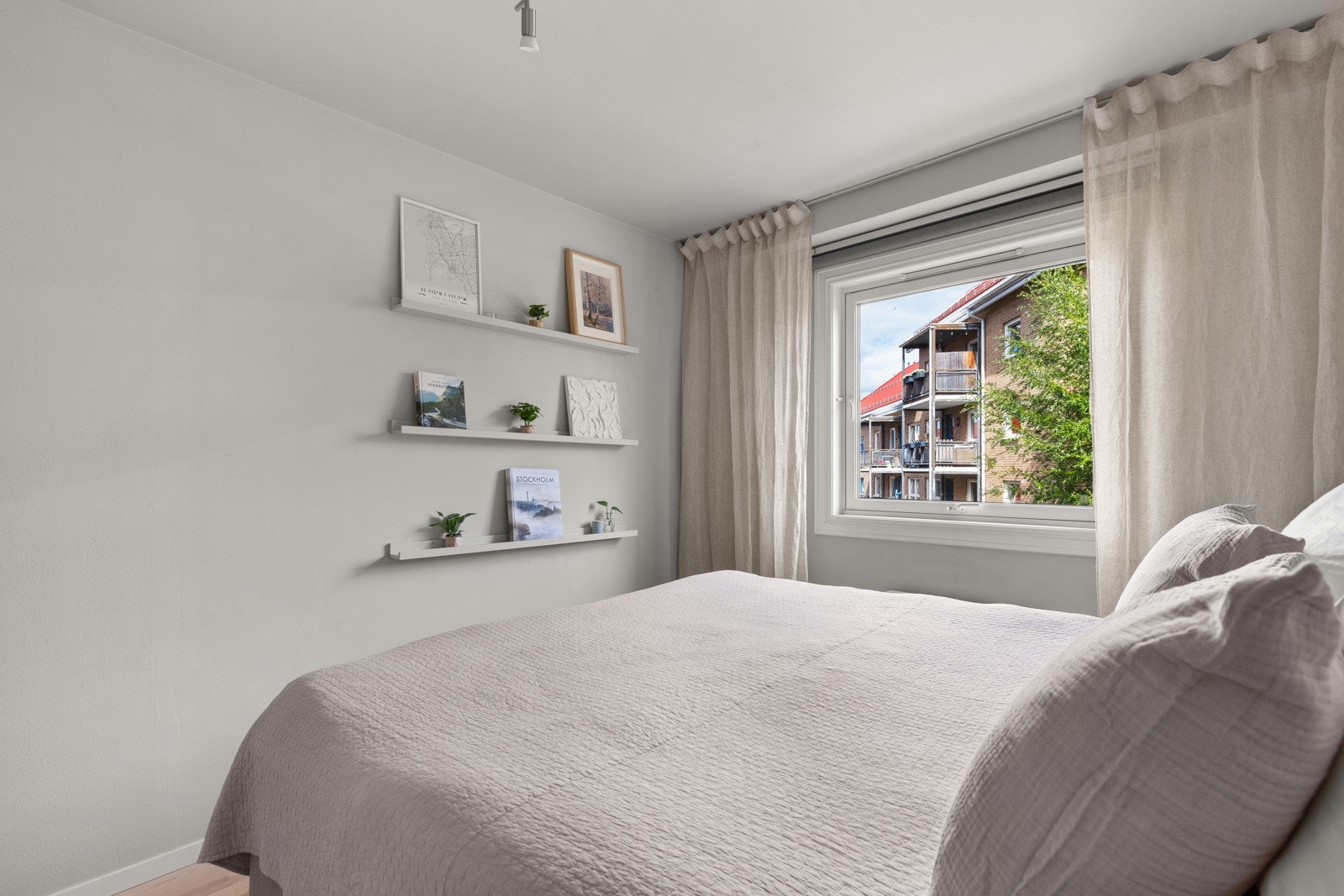 Soverommet har appstyrte rullegardiner. Galleribilde