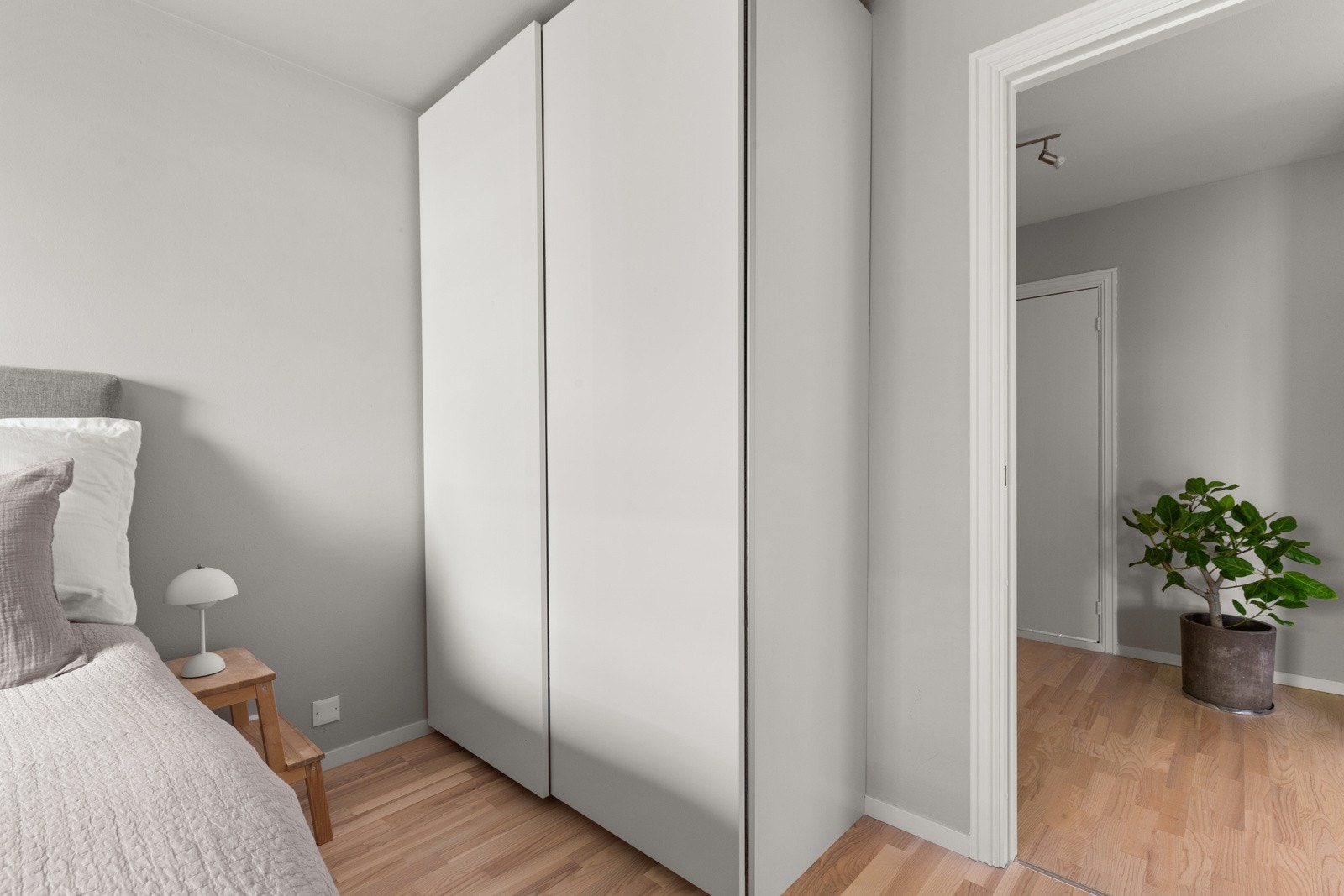 Hovedsoverom med god plass til dobbeltseng, nattbord og oppbevaringsmøblement. Galleribilde
