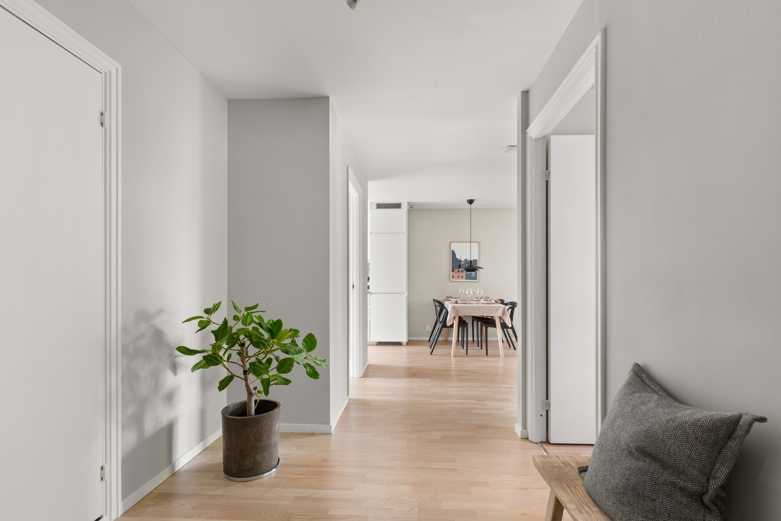 Entré med adkomst til begge soverom og bad. Galleribilde