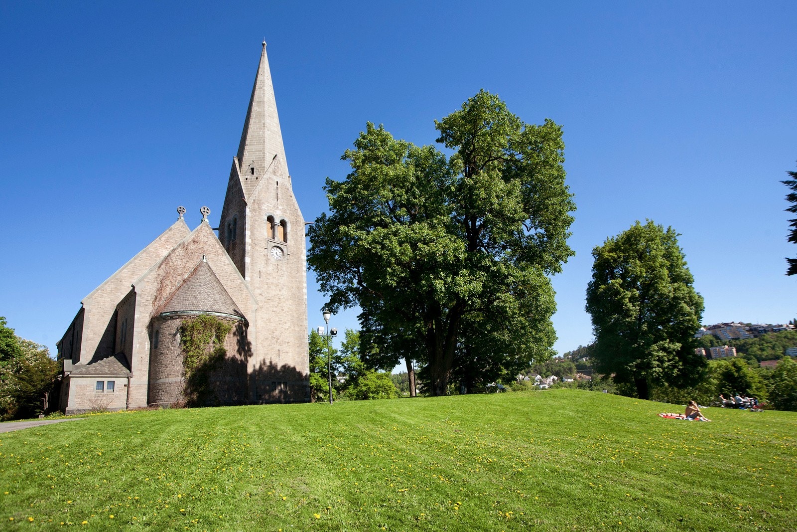 Nærområde: Store grøntområder rundt Vålerenga Kirke. Galleribilde