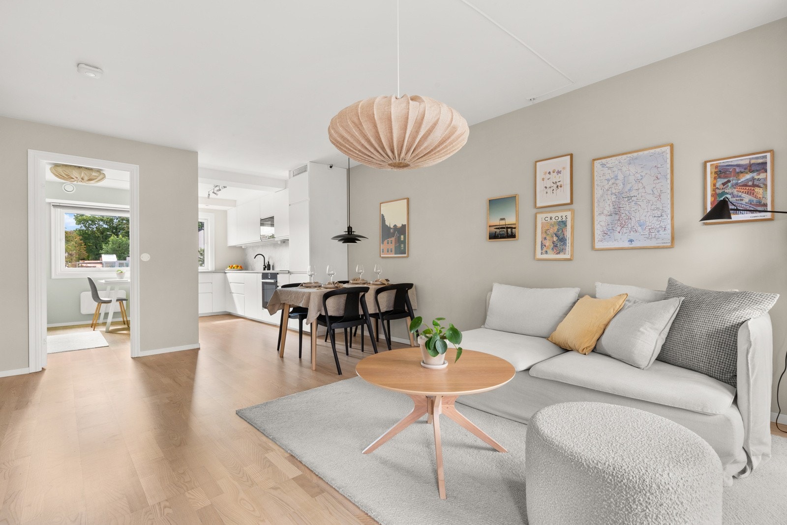 Flott eikeparkett fra 2014 på gulv og overflater nymalt i tidsriktige fargetoner. Galleribilde