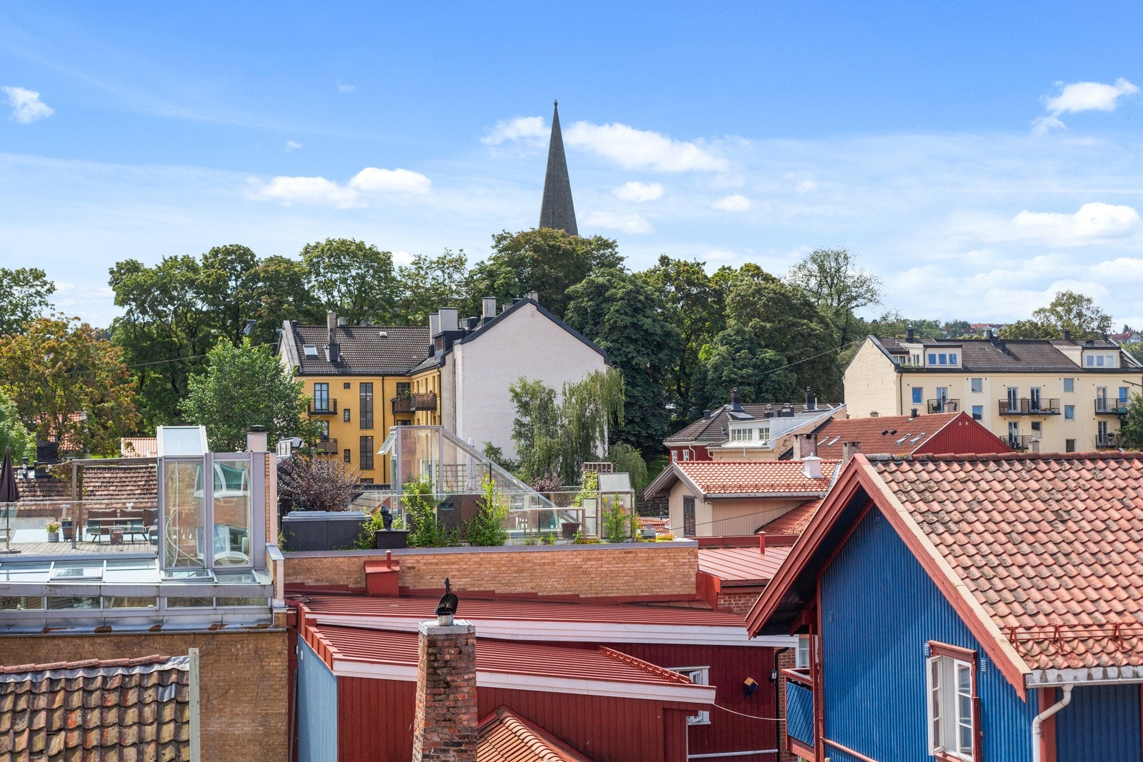 Flott utsyn over trehusbebyggelsen og Vålerenga kirke fra kjøkkenvinduet. Galleribilde