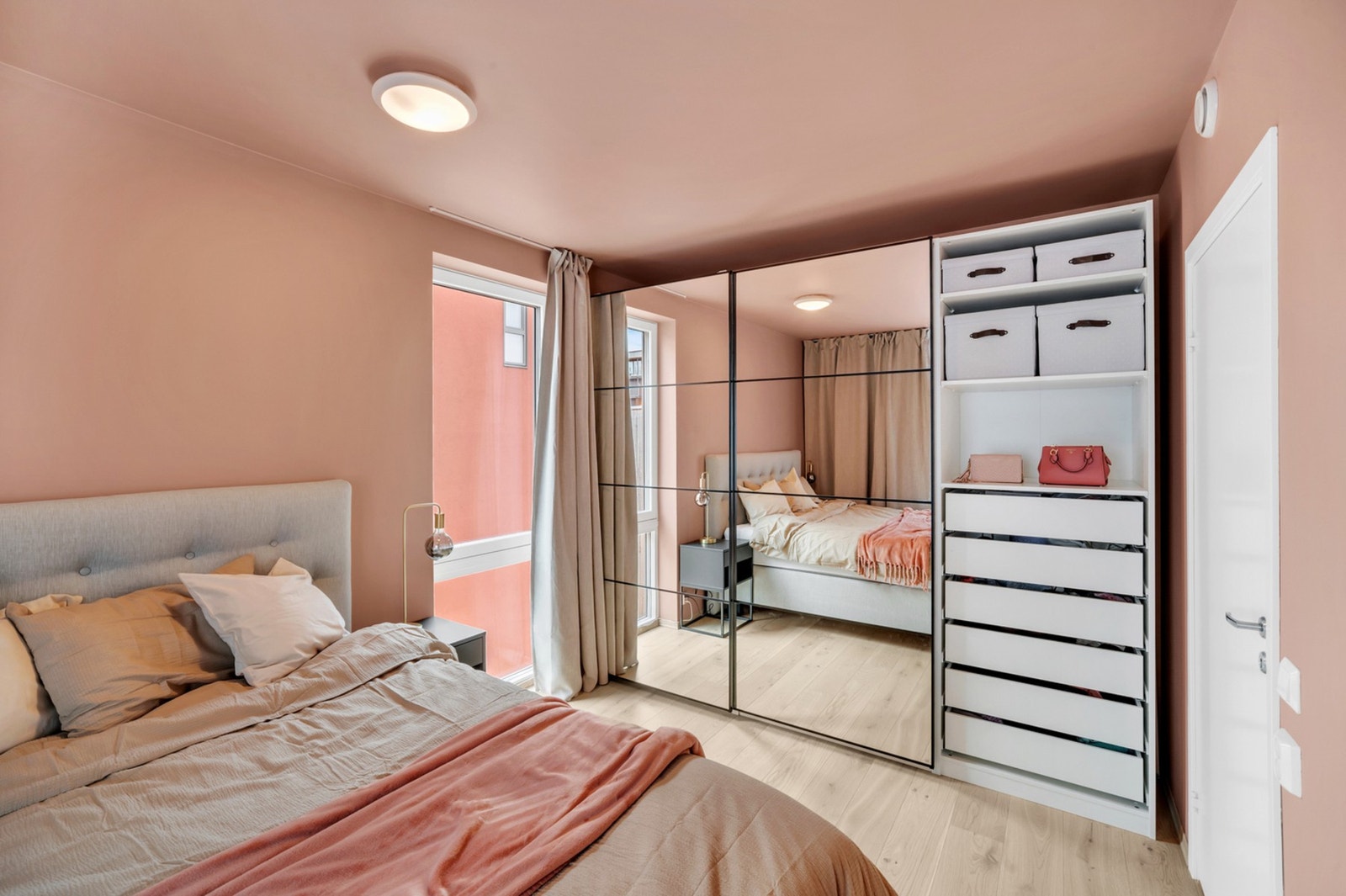 Soverommet er utstyrt med stor garderobe. Galleribilde