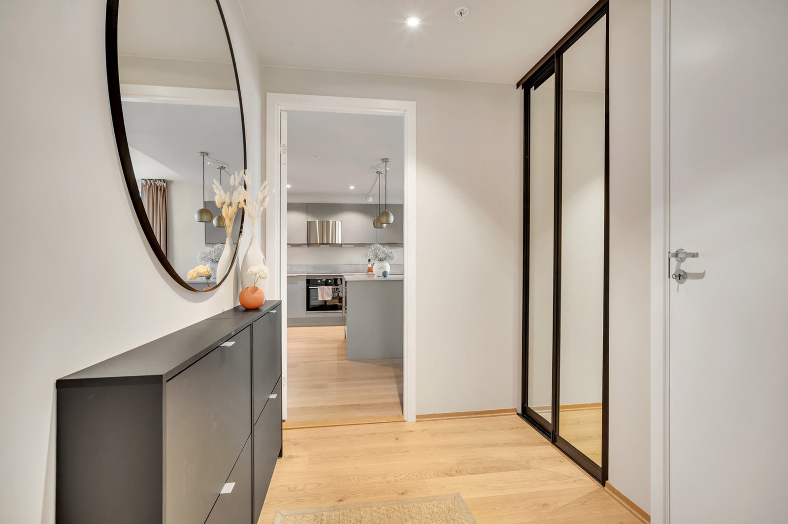 Romslig entré med god plass til oppbevaring av sko og annet yttertøy. Galleribilde