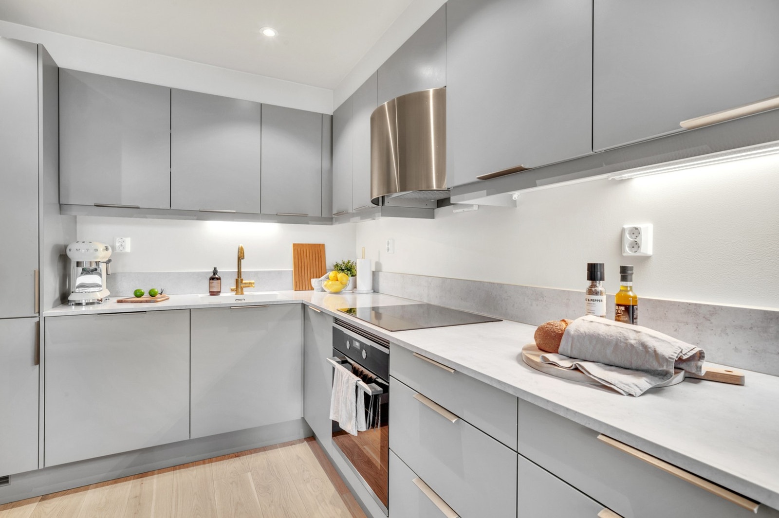 Nydelig kjøkken fra 2021 med god skap- og benkeplass. Galleribilde