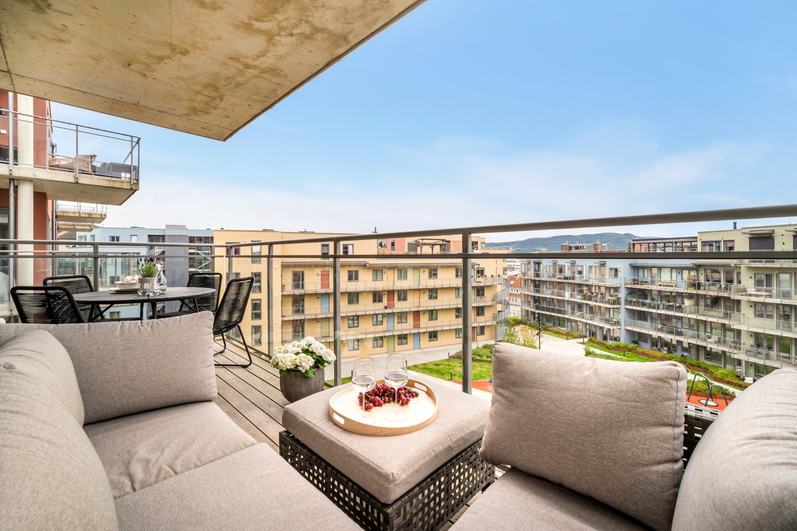 EiendomsMegler1 ved Markus Tangvik har gleden av å presentere en lekker og moderne leilighet i Ladeveien 38 på Lilleby. Galleribilde