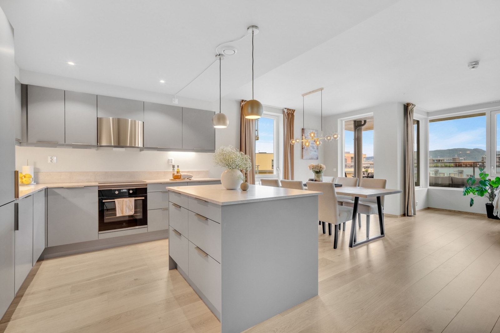 Det er et naturlig skille mellom stuen og kjøkkenet som gir flere soner i leiligheten. Galleribilde