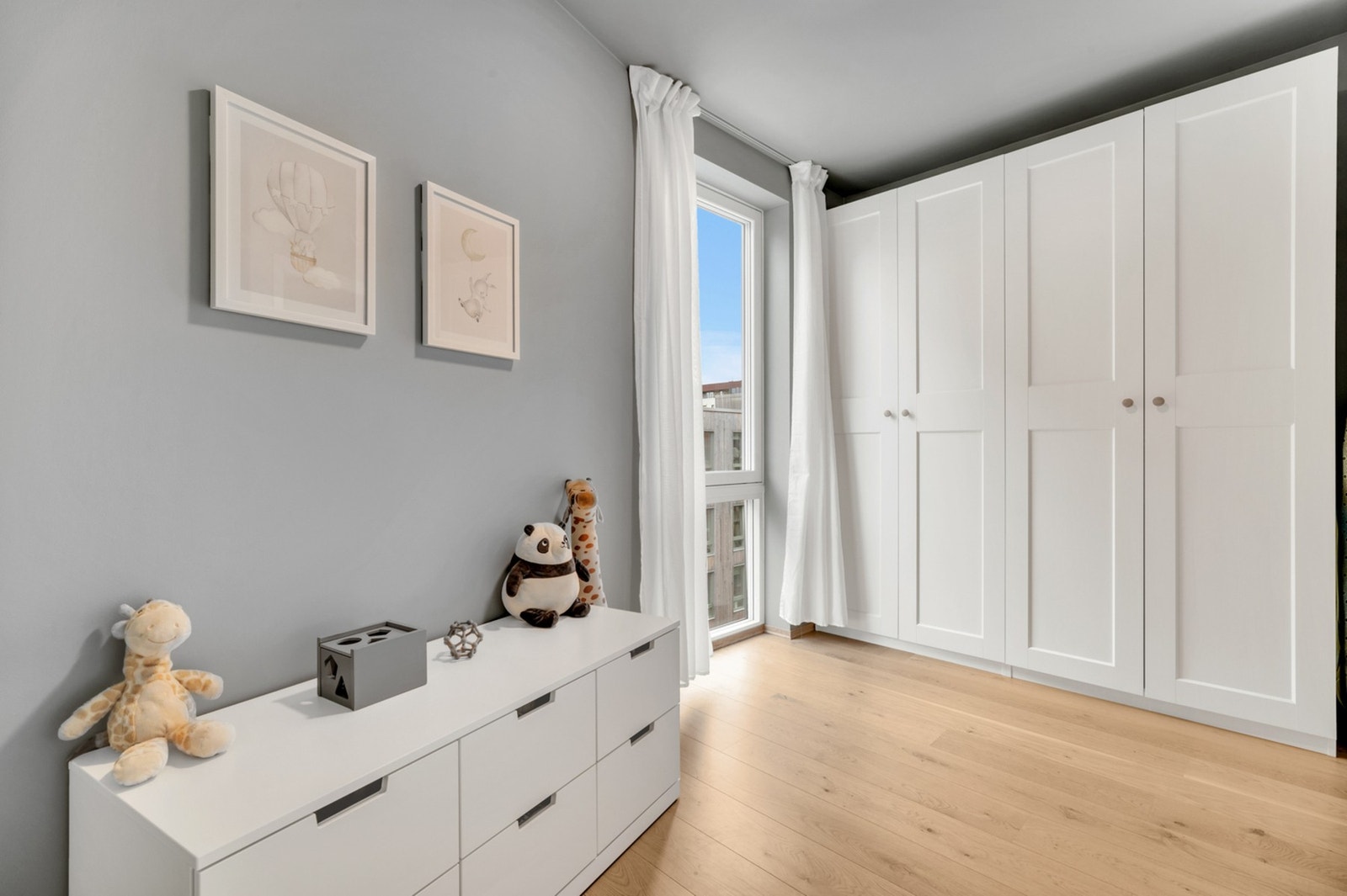 Utstyrt med praktisk garderobe. Galleribilde