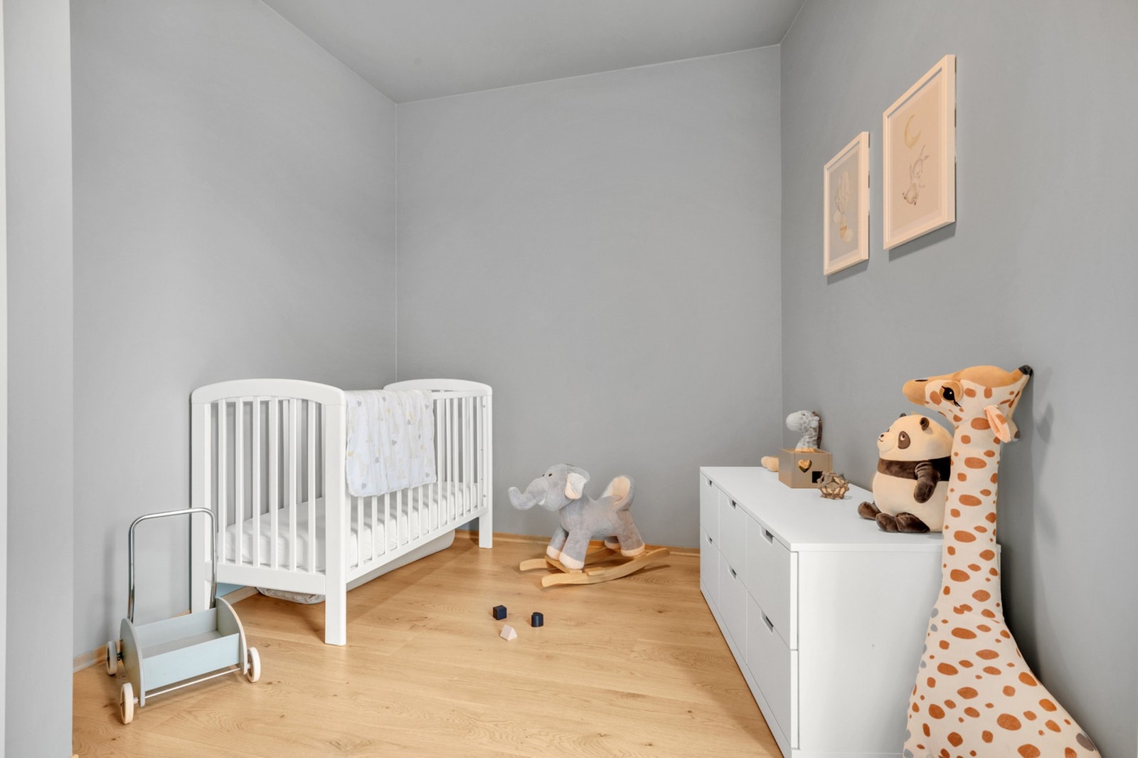 Soverom 2 er på ca. 8,8 m² med god plass til dobbeltseng og ønsket møbel. Galleribilde