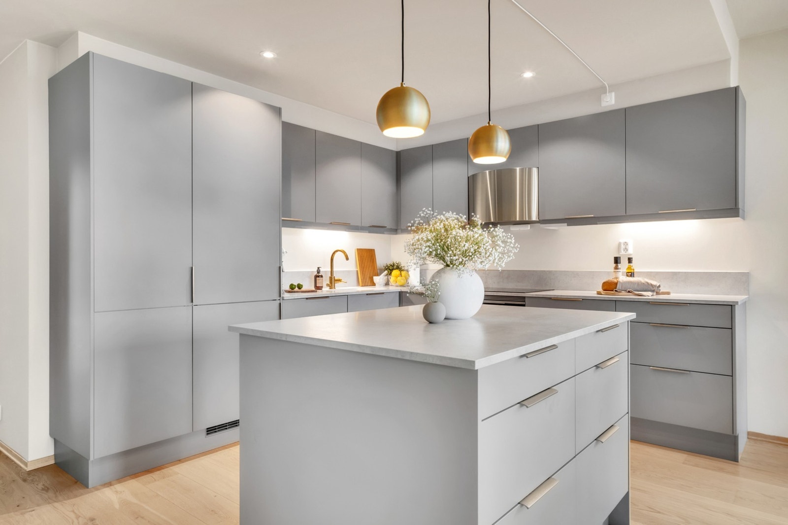 Kjøkkenet er utstyrt med en praktisk kjøkkenøy med ekstra plass til matlaging og oppbevaring av kjøkkenutstyr. Galleribilde