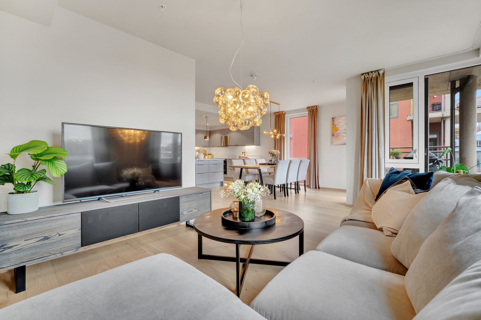 Delikat stue med god plass til både sofagruppe og spisebord. Galleribilde