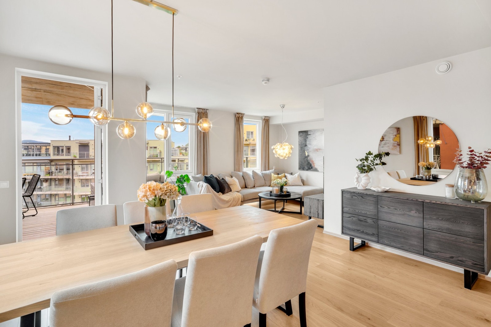 Leiligheten har flere store vindusflater som gir et godt og naturlig lys. Galleribilde