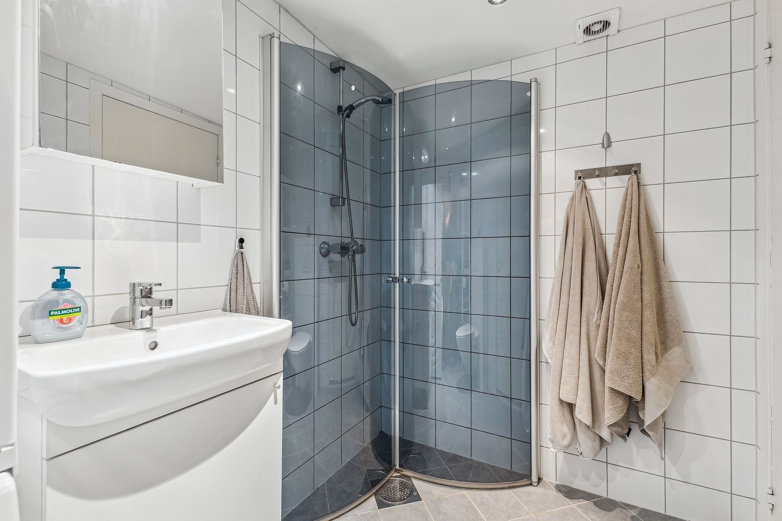 Badet har lyse og fine flater.Innredet med baderomsinnredning m/speilskap, wc, dusj og vaskemaskin. Galleribilde