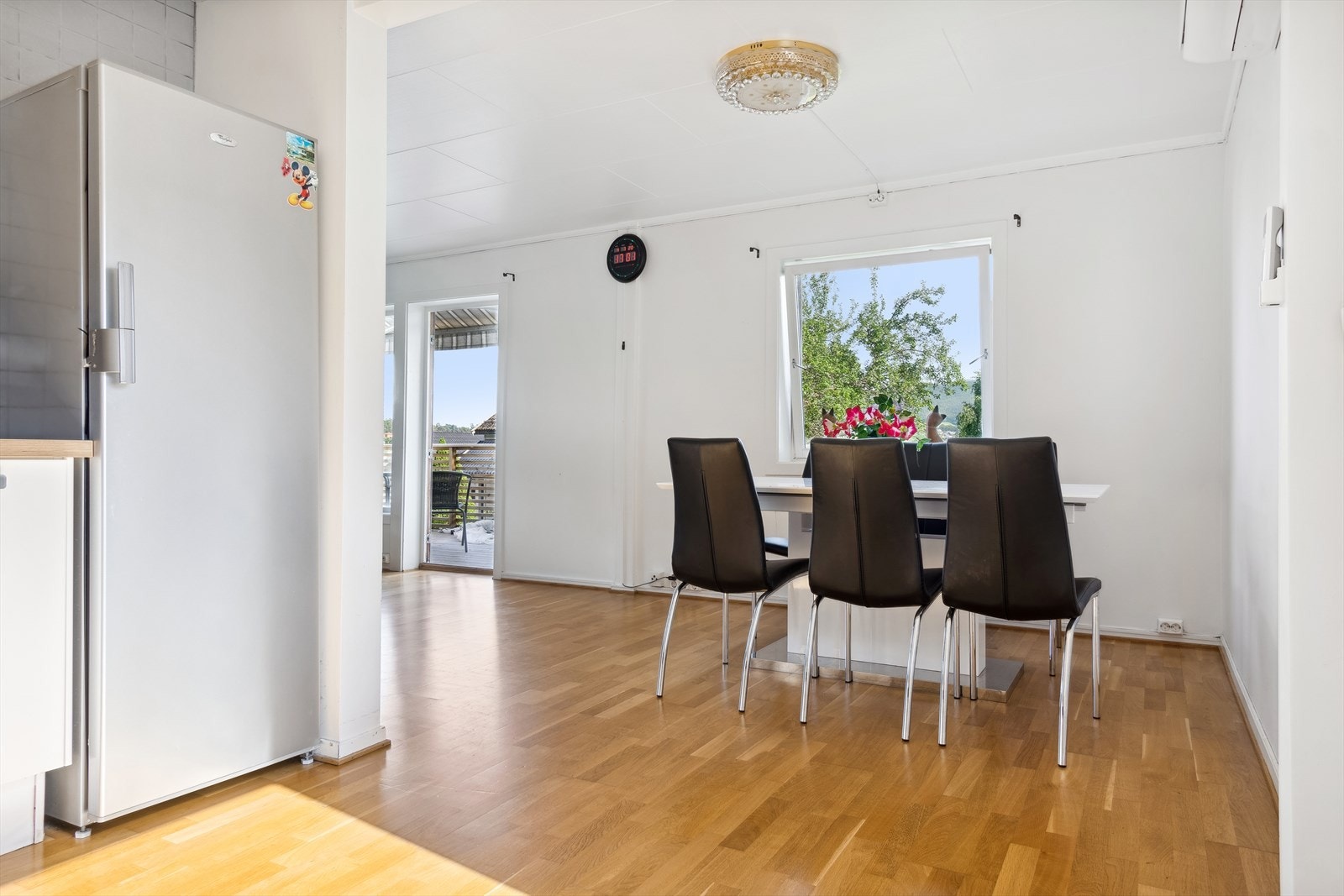 Kjøkken mot spisestue Galleribilde