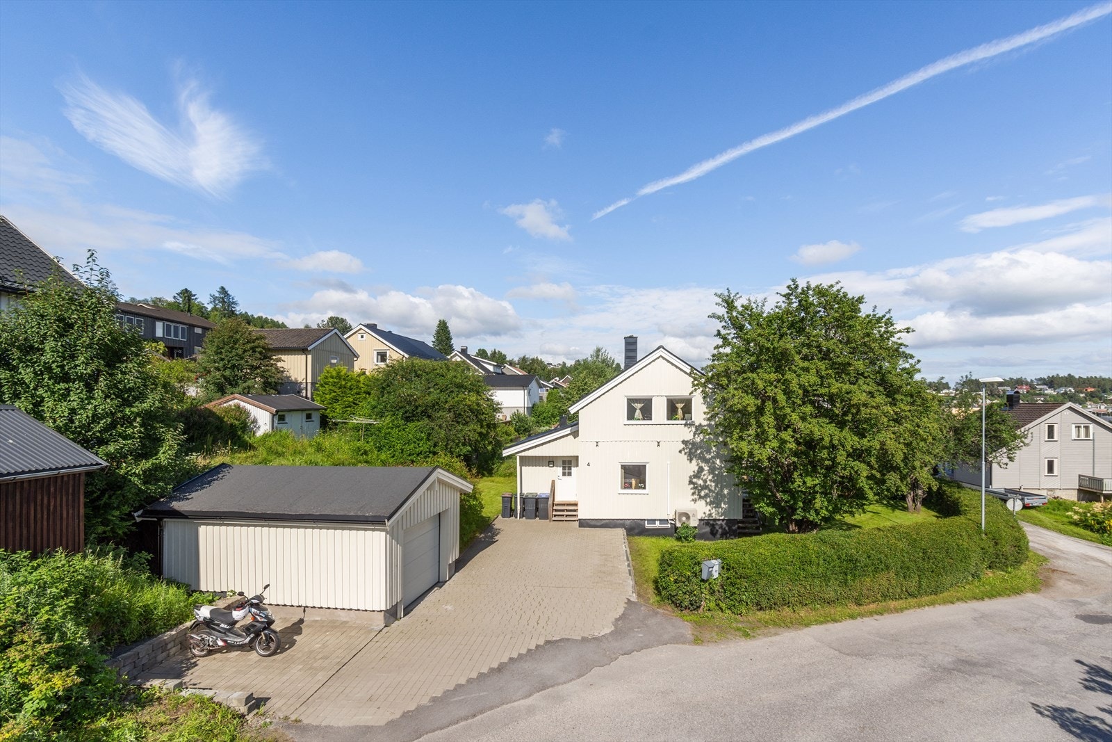 Fasade med gårdsplass og garasje Galleribilde