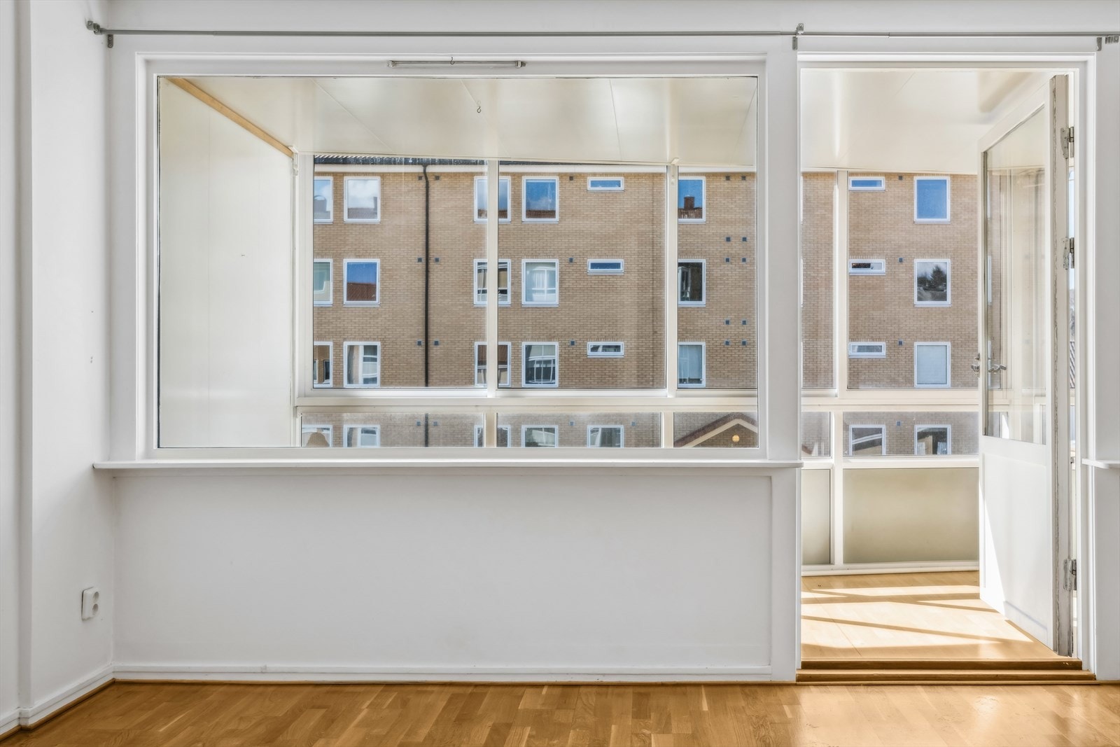 Fra stuen er det utgang til romslig innglasset balkong på 10 m² med plass til ønsket utemøblement. Galleribilde