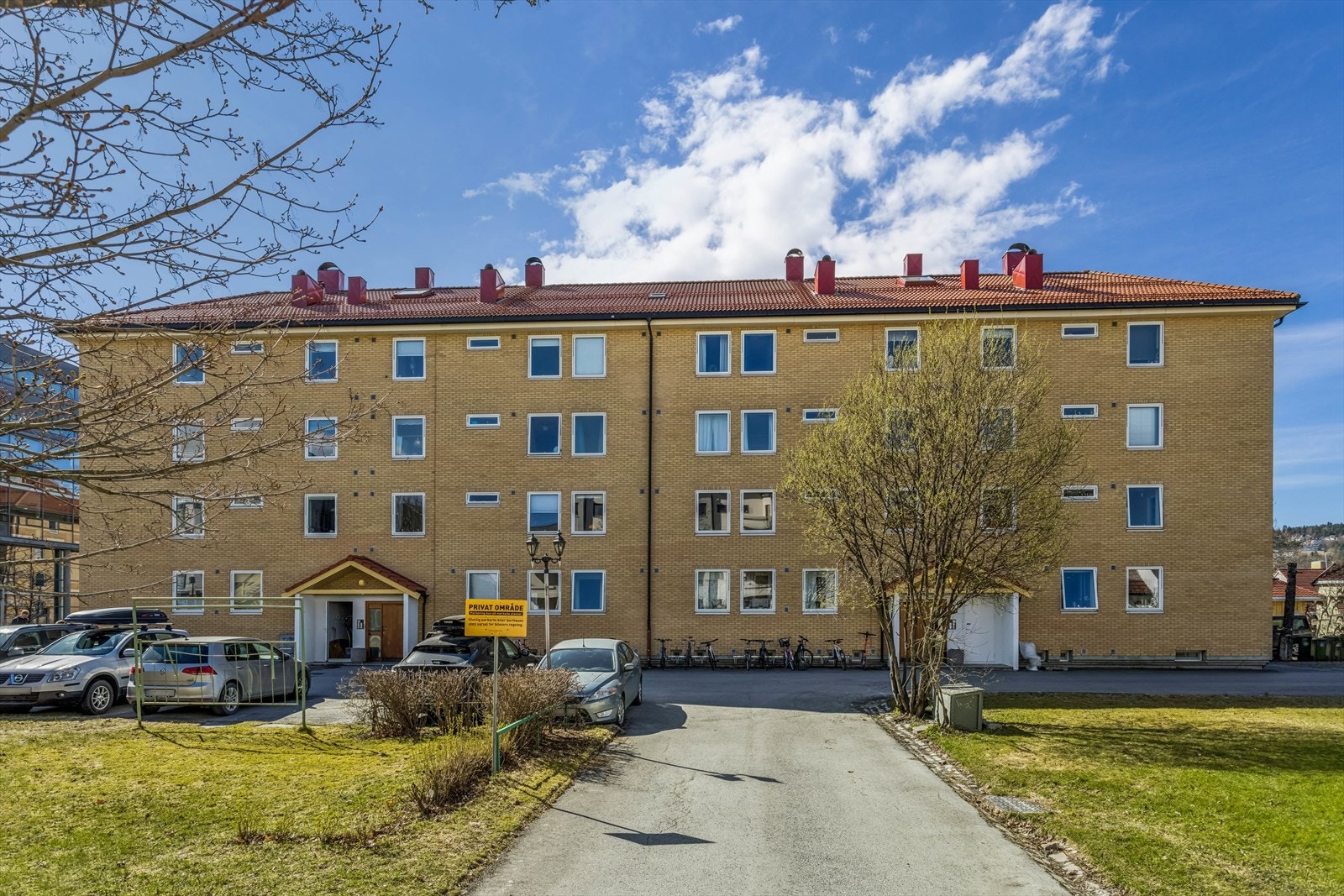 Fra leiligheten er det kort vei til studiesteder som NTNU Handelshøyskolen, NTNU Gløshaugen og St. Olavs Hospital. Det er også kort vei til diverse nærbutikker som Rema 1000, Coop Extra og Bunnpris. Galleribilde