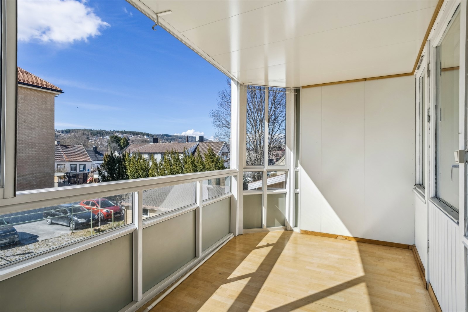 Leiligheten befinner seg i byggets 2. etasje og inneholder entré/gang, bad, stue med utgang til innglasset balkong, kjøkken og et romslig soverom. Galleribilde