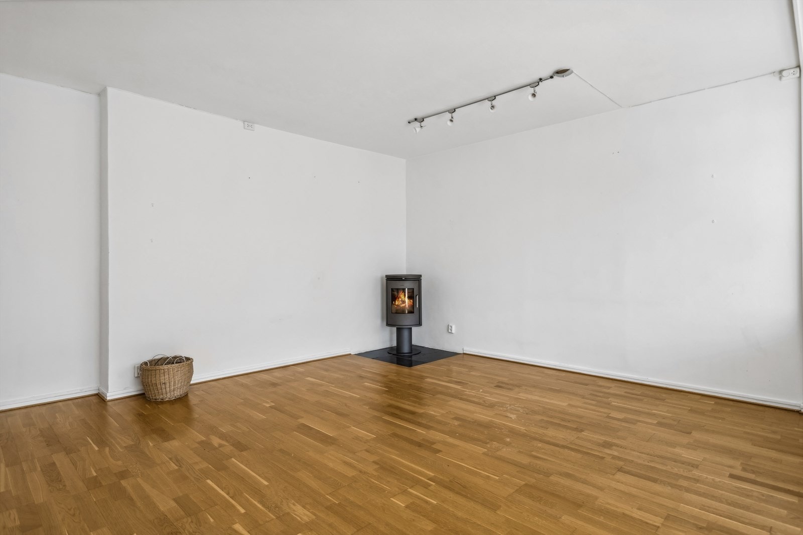 Vedovnen på stuen skaper en lun atmosfære og gir godt med varme på kalde høst- og vinterkvelder, samtidig som det er strømbesparende. Galleribilde