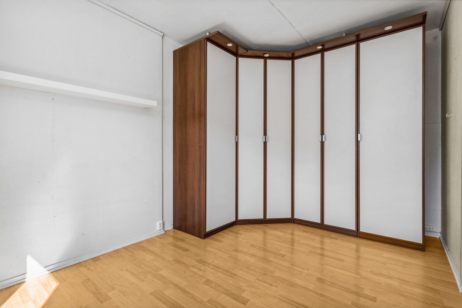 Soverommet er romslig og måler 11,2 m². Her er det god plass til dobbeltseng og garderobeløsning. Galleribilde
