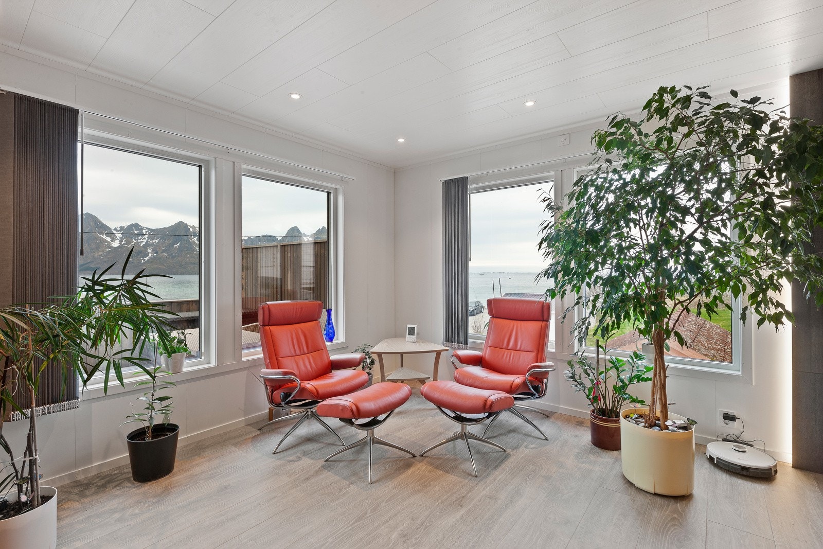 Her kan nydelig utsikt mot sjø og fjell nytes rett fra godstolene. Galleribilde