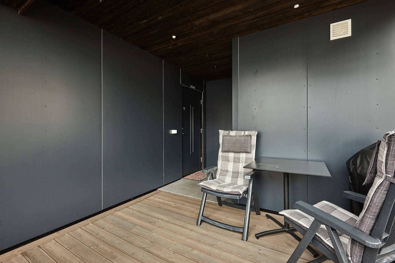 Overbygd inngangsparti. Her kan morgensolen nytes. Galleribilde