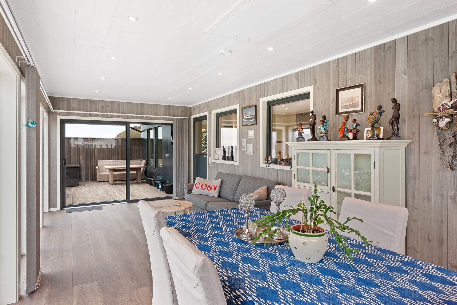 Lameller på innsiden og utvendig elektrisk solskjerming med innsynsskjerming. (vil bli montert) Galleribilde