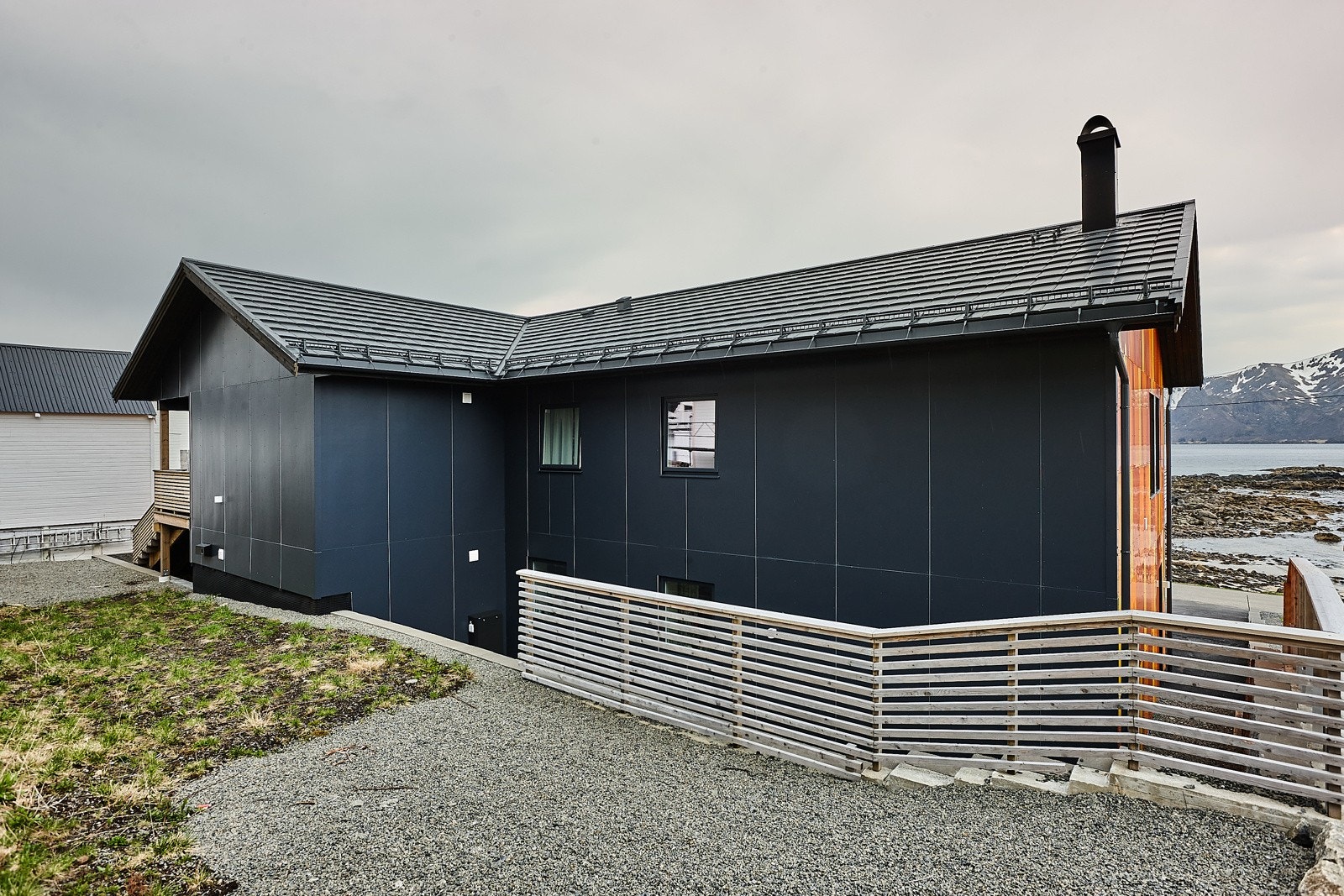 Forstøtningsmurer på baksiden og begge sider ned til enden av tomten. Galleribilde