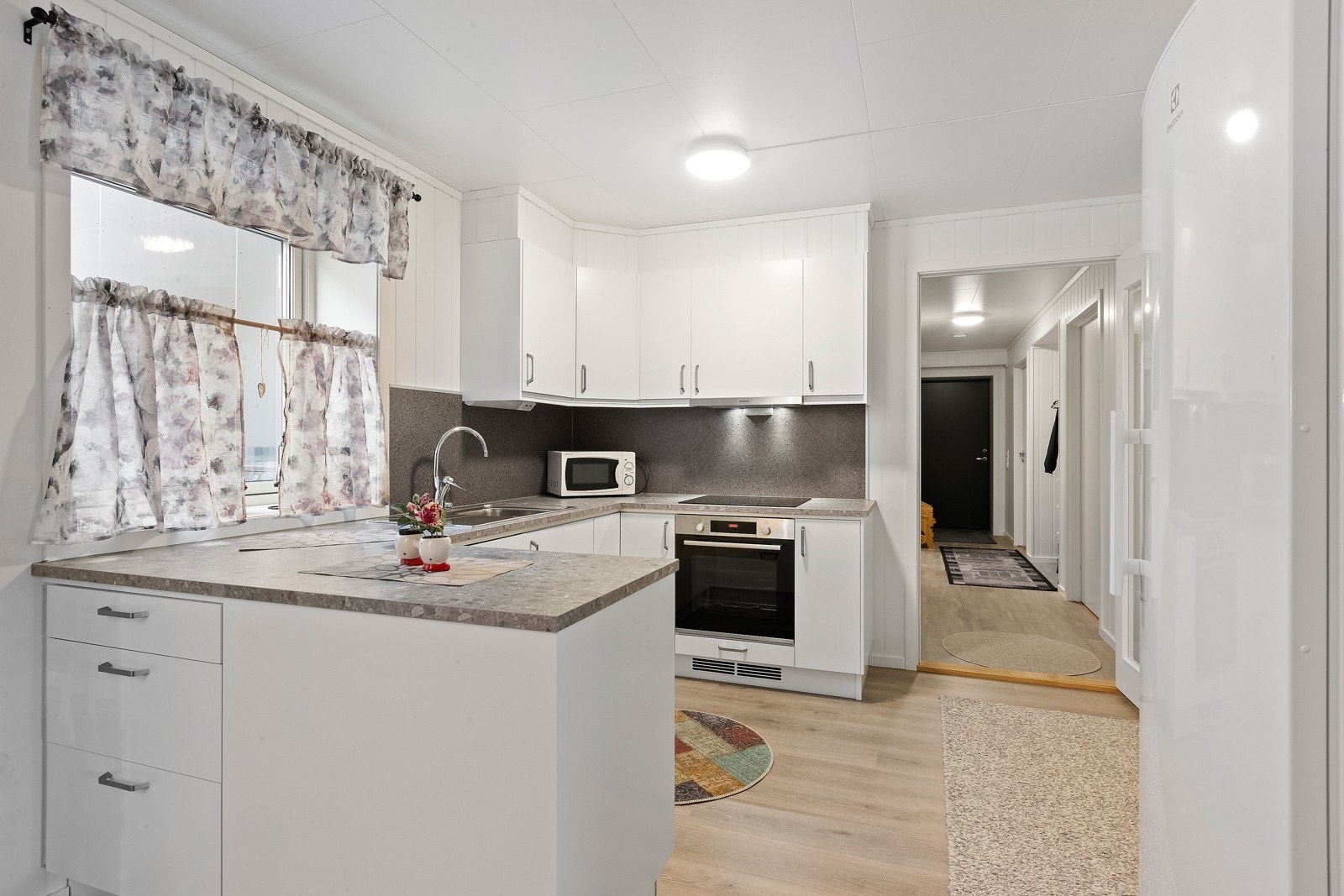 Kjøkken med integrert stekeovn, platetopp og oppvaskmaskin. Galleribilde