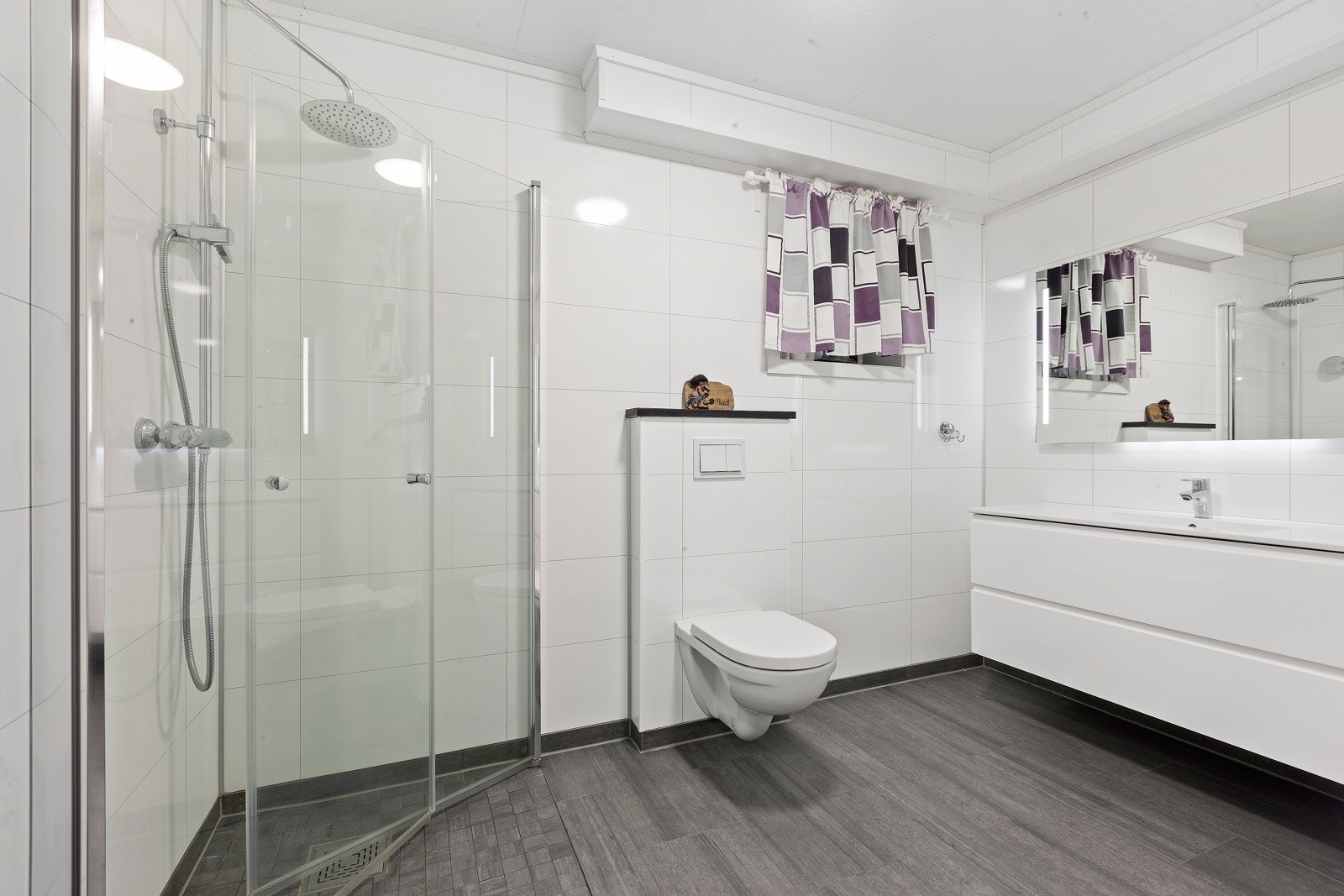 Romslig bad. Galleribilde