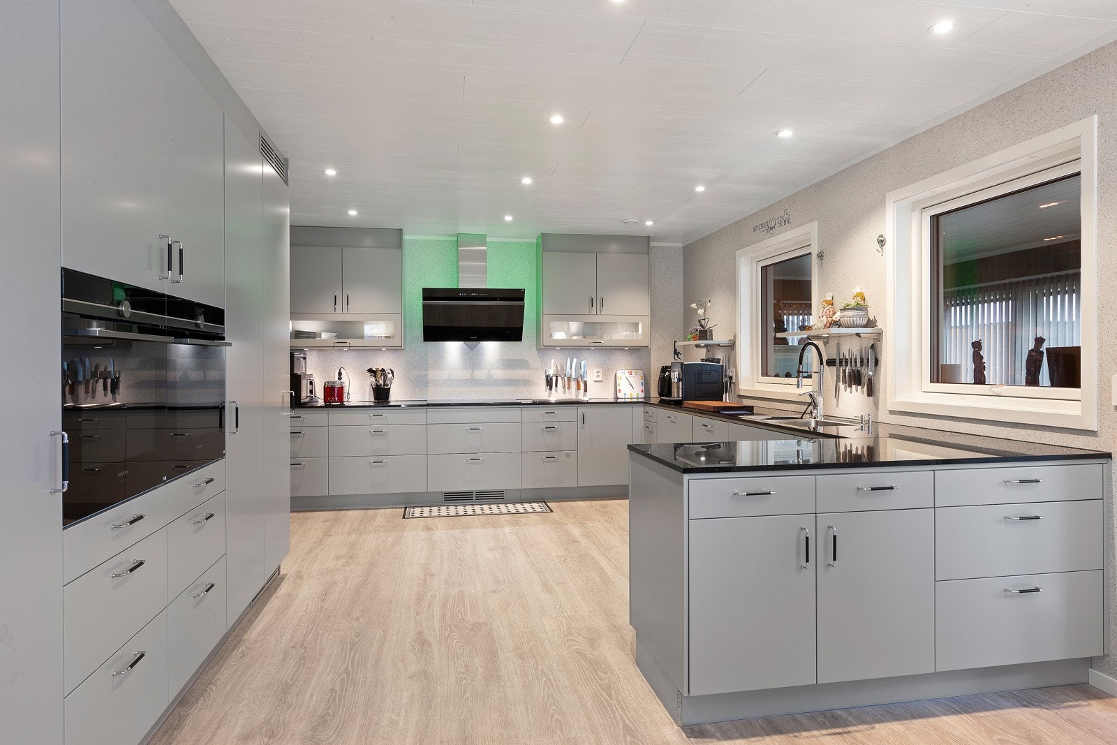 God benke- og skapplass. Integrert 2 pyrolyseovner, kjøleskap, fryseskap, platetopp, oppvaskmaskin og 2 hjøleskuffer. Galleribilde