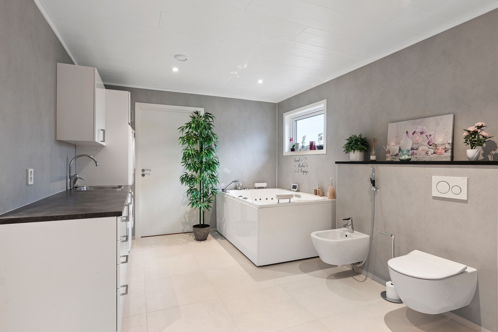 Både dusj og stort badekar av type jacuzzie hvor man kan nyte kvelden etter lang dag. Galleribilde