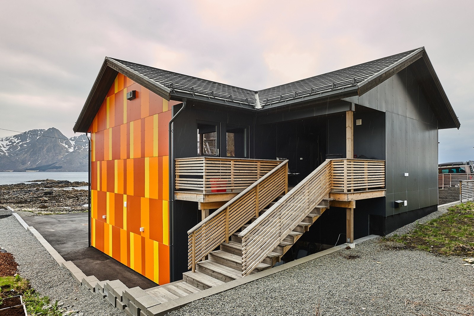 Trapp opp til hoveddelen. Inngang til bod i 1.etg. er ved trappen, samt en stor bod oppe ved inngangspartiet. Galleribilde