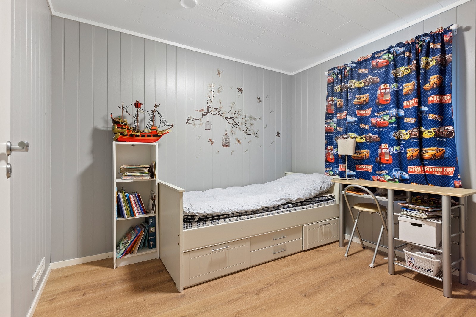 Soverom 2 av 3 med åpen garderobeløsning fra Elfa. Galleribilde