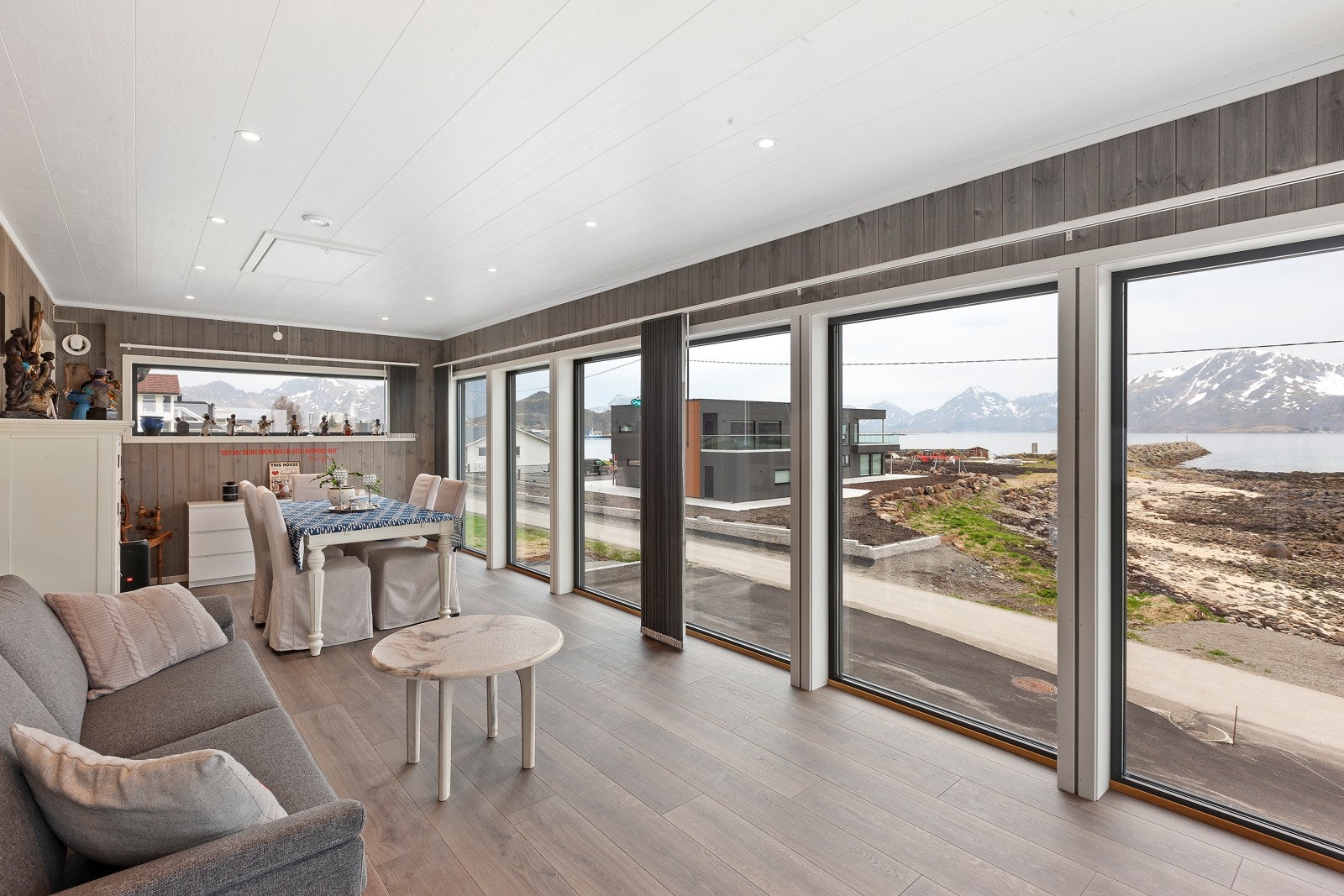 Vinterhagen med vinduer fra gulv til tak i hele front som gir godt med dagslys og fin utsikt. Galleribilde